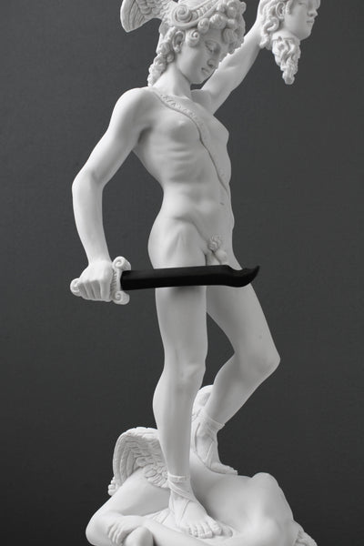 Statue Persée avec la tête de Méduse - sculpture en marbre