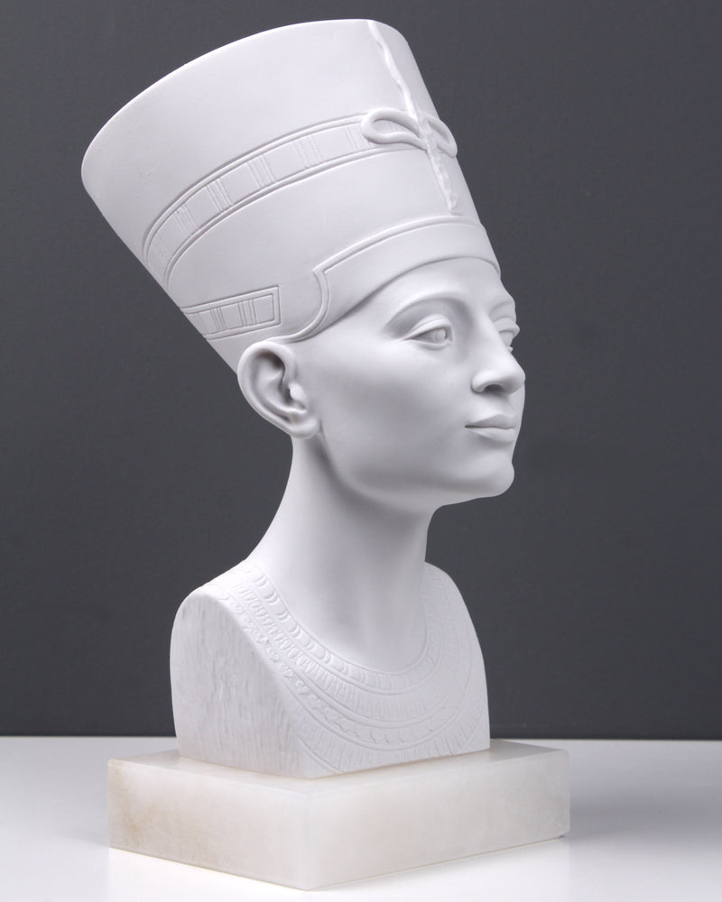 Buste de la reine Nefertiti - sculpture en marbre