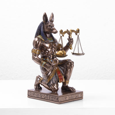 Anubis à genoux avec la balance de la justice (Sculpture en bronze moulé à froid)