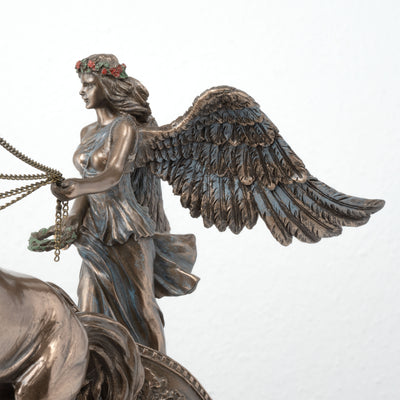 Statue Niké - Déesse de la Victoire sur un Char (Sculpture en bronze coulé à froid)