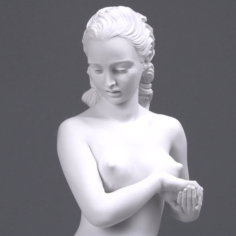 Statue de jeune femme avec un cygne - sculpture en marbre