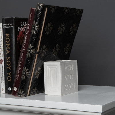 Serre-livres Veni Vidi Vici – Sculpture en relief romaine
