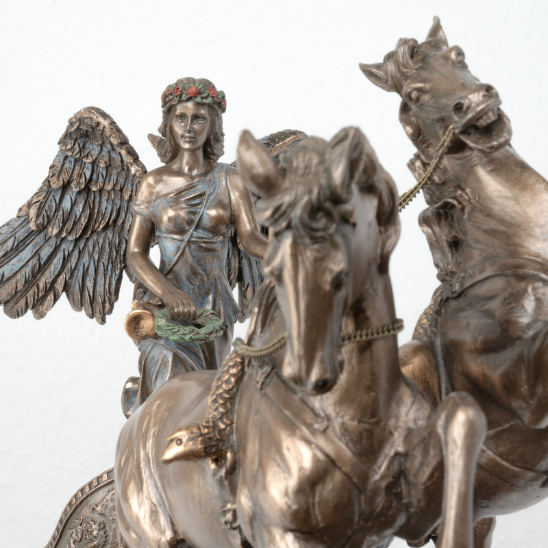 Statue Niké - Déesse de la Victoire sur un Char (Sculpture en bronze coulé à froid)