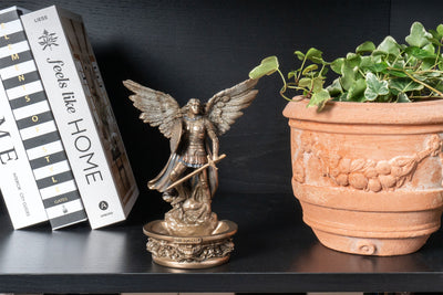 Saint Michel Archange avec Bénitier – Défenseur du Ciel (Statue en bronze à froid)