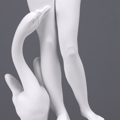 Statue de jeune femme avec un cygne - sculpture en marbre