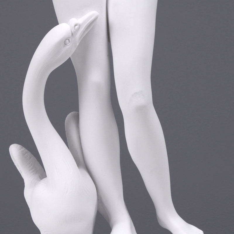 Statue de jeune femme avec un cygne - sculpture en marbre
