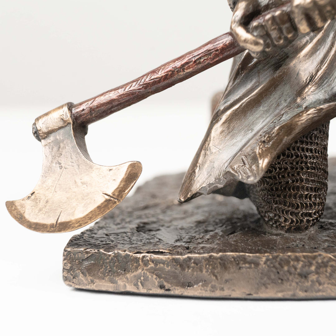 Templier médiéval miniature agenouillé avec épée (12 cm