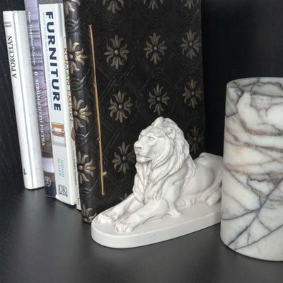 Lion de Trafalgar – Sculpture du lion de Landseer en blanc