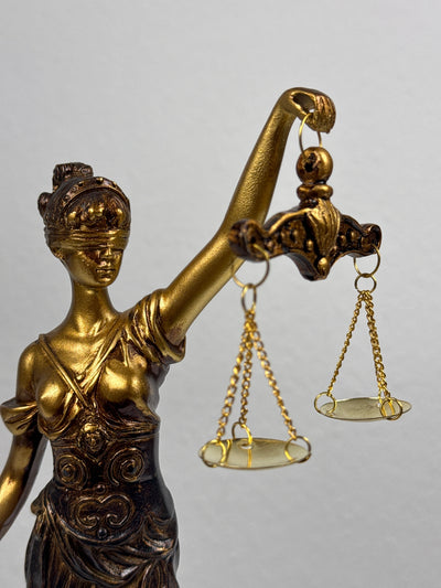 Sculpture de Dame Justice – Symbole de Loi et d’Équité (Petite, Laiton Patiné Noir)