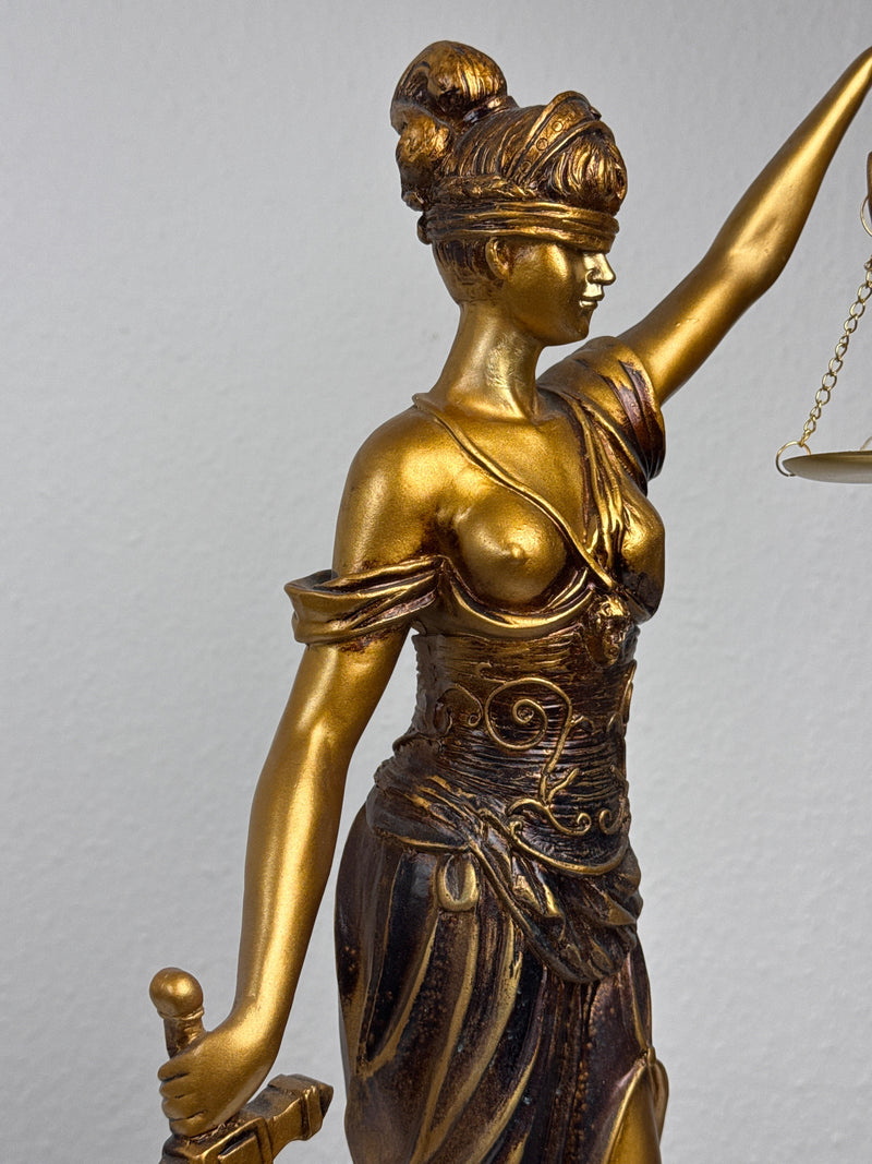 Sculpture de Dame Justice – Symbole de Loi et d’Équité (Grande, Laiton Patiné Noir)