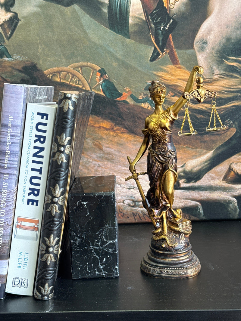 Sculpture de Dame Justice – Symbole de Loi et d’Équité (Petite, Laiton Patiné Noir)