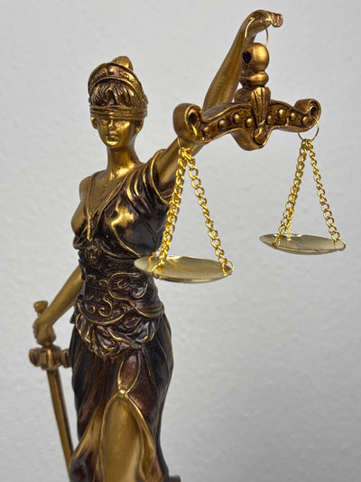 Sculpture de Dame Justice – Symbole de Loi et d’Équité (Laiton Patiné Noir)