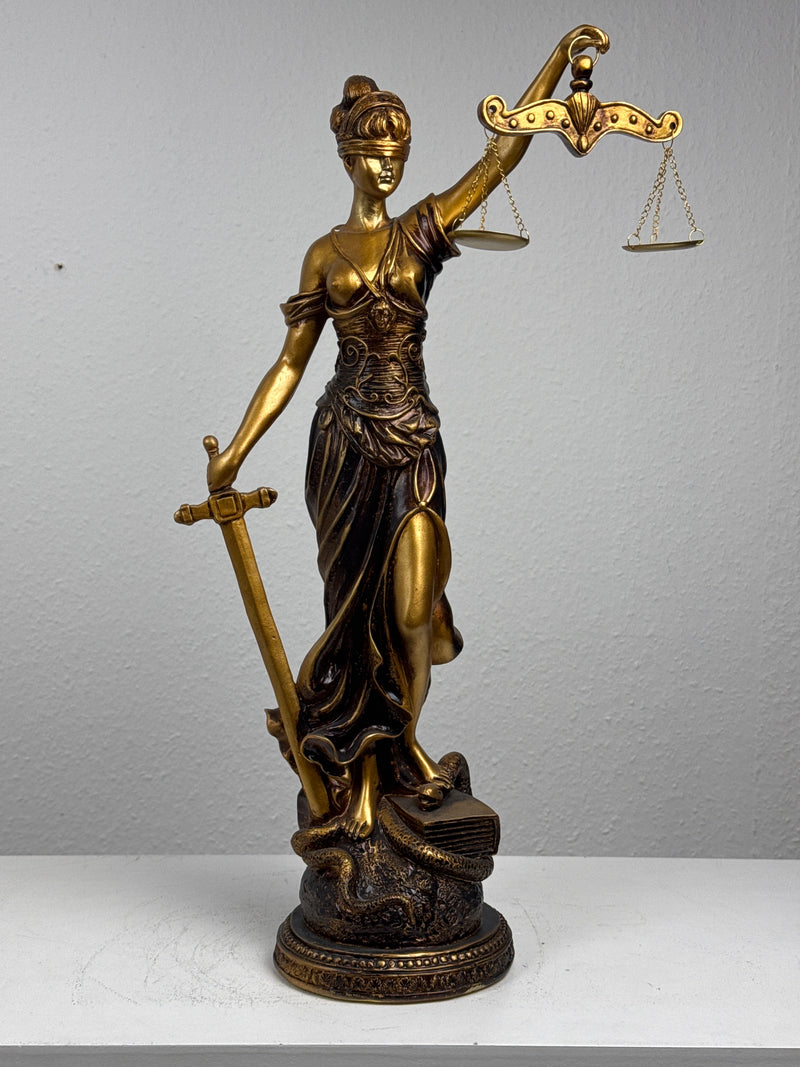 Sculpture de Dame Justice – Symbole de Loi et d’Équité (Grande, Laiton Patiné Noir)
