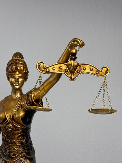 Sculpture de Dame Justice – Symbole de Loi et d’Équité (Grande, Laiton Patiné Noir)