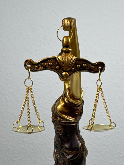Sculpture de Dame Justice – Symbole de Loi et d’Équité (Petite, Laiton Patiné Noir)
