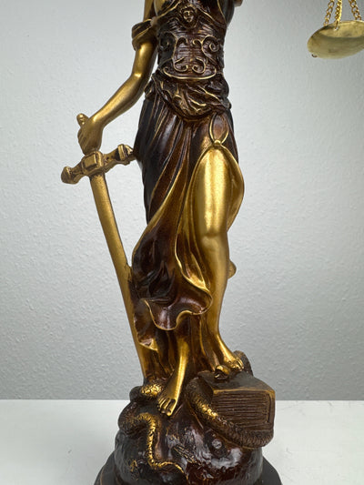 Sculpture de Dame Justice – Symbole de Loi et d’Équité (Laiton Patiné Noir)