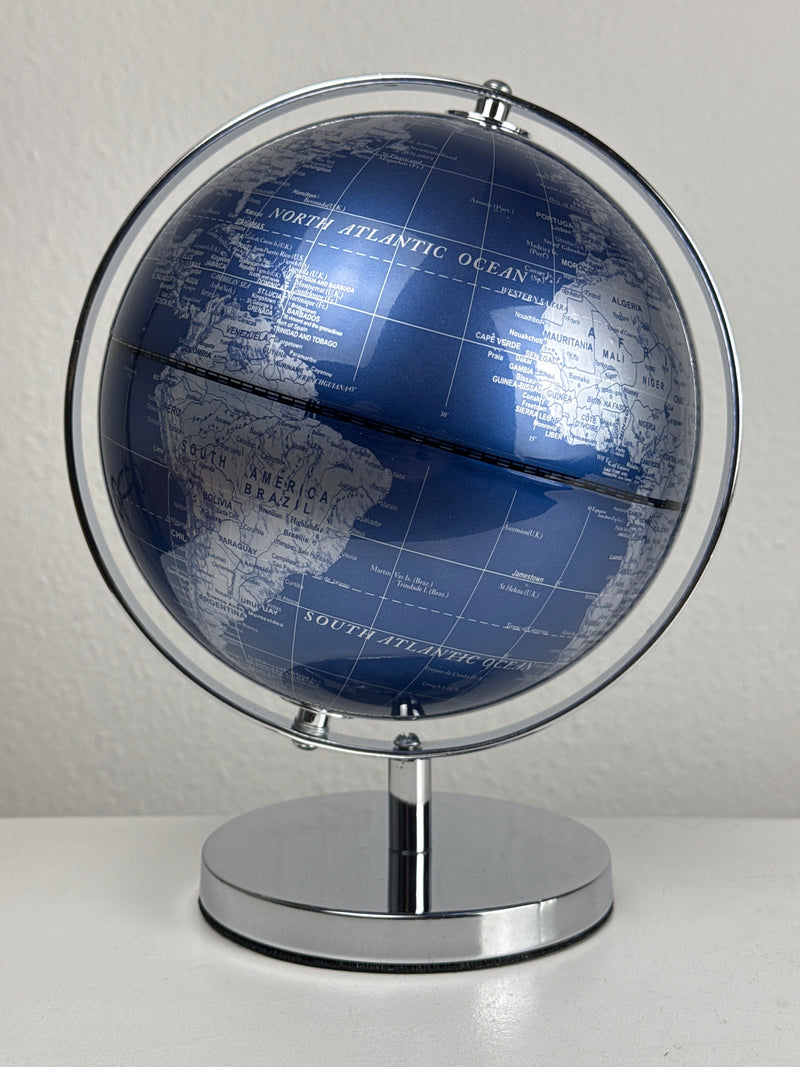 Globe terrestre argenté et bleu