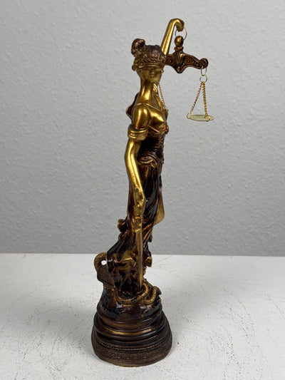 Sculpture de Dame Justice – Symbole de Loi et d’Équité (Petite, Laiton Patiné Noir)