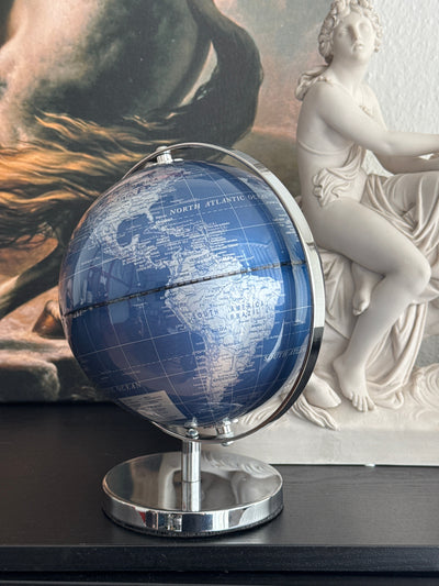 Globe terrestre argenté et bleu