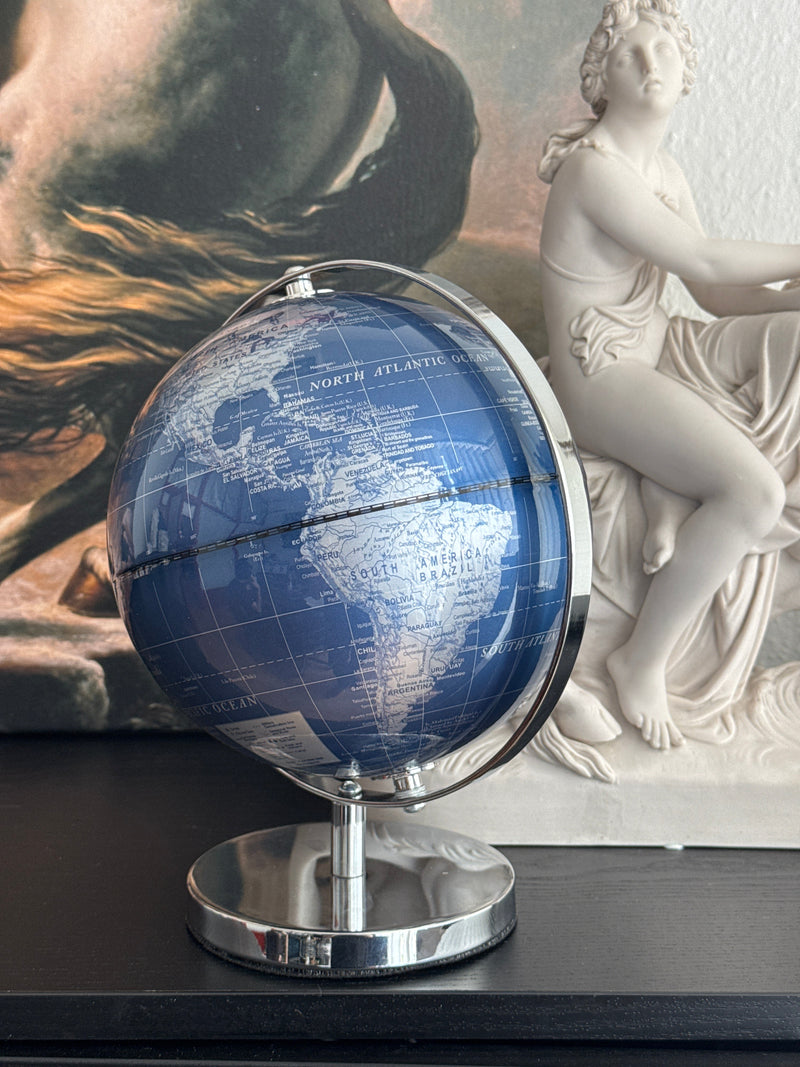 Globe terrestre argenté et bleu