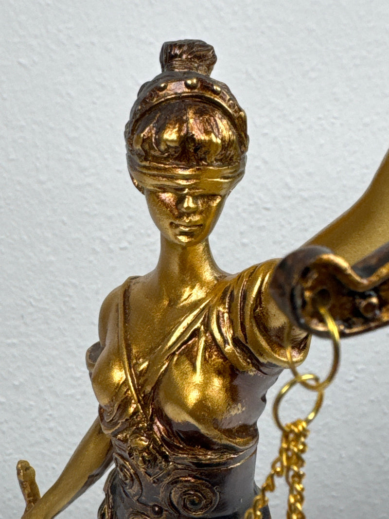 Sculpture de Dame Justice – Symbole de Loi et d’Équité (Petite, Laiton Patiné Noir)