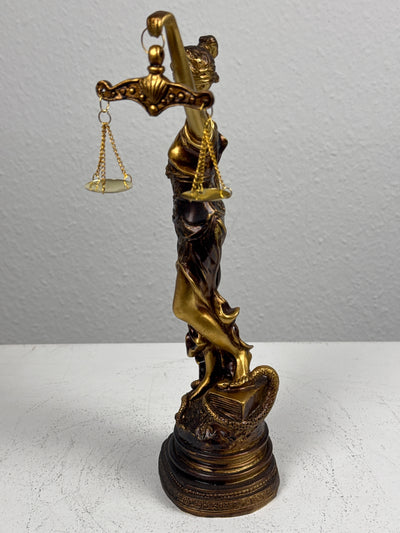 Sculpture de Dame Justice – Symbole de Loi et d’Équité (Petite, Laiton Patiné Noir)