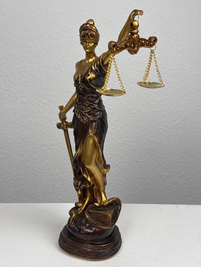Sculpture de Dame Justice – Symbole de Loi et d’Équité (Laiton Patiné Noir)