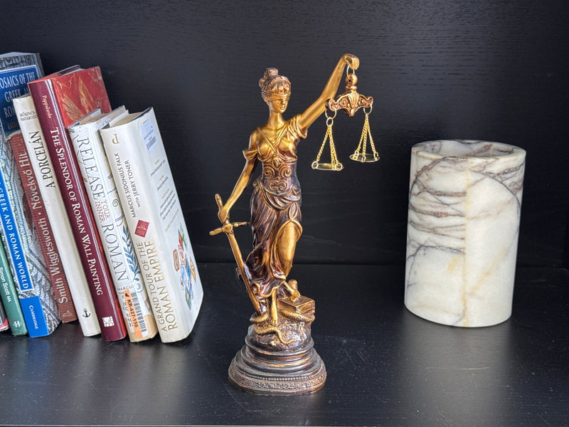 Sculpture de Dame Justice – Symbole de Loi et d’Équité (Petite, Laiton Patiné Noir)