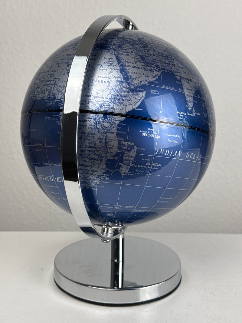 Globe terrestre argenté et bleu