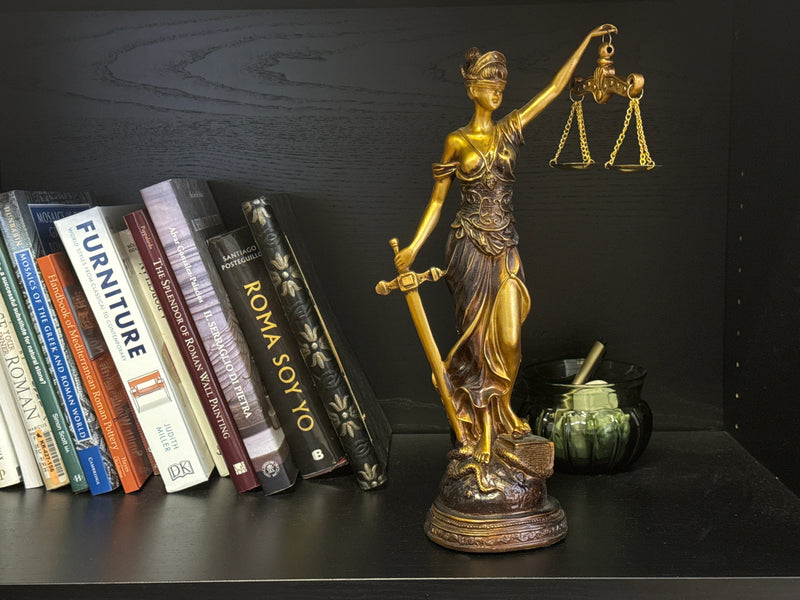 Sculpture de Dame Justice – Symbole de Loi et d’Équité (Laiton Patiné Noir)