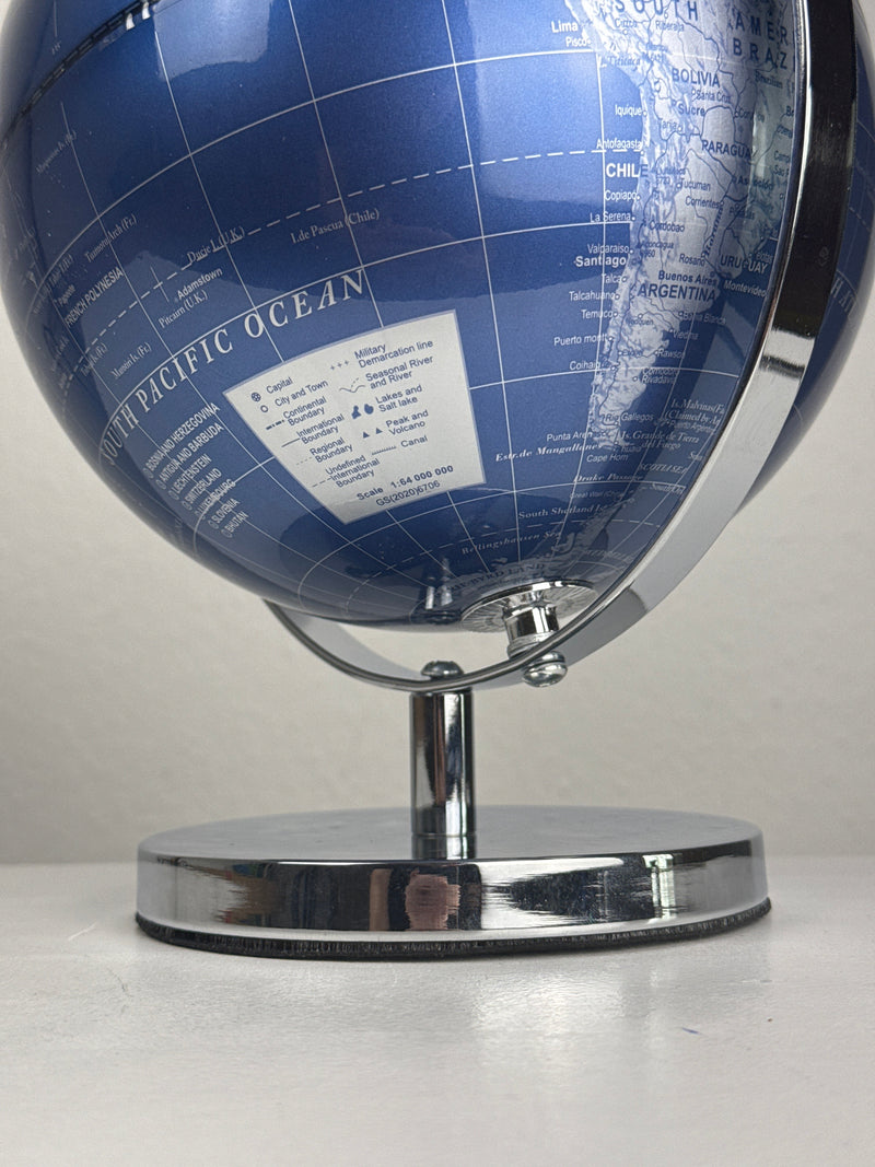 Globe terrestre argenté et bleu
