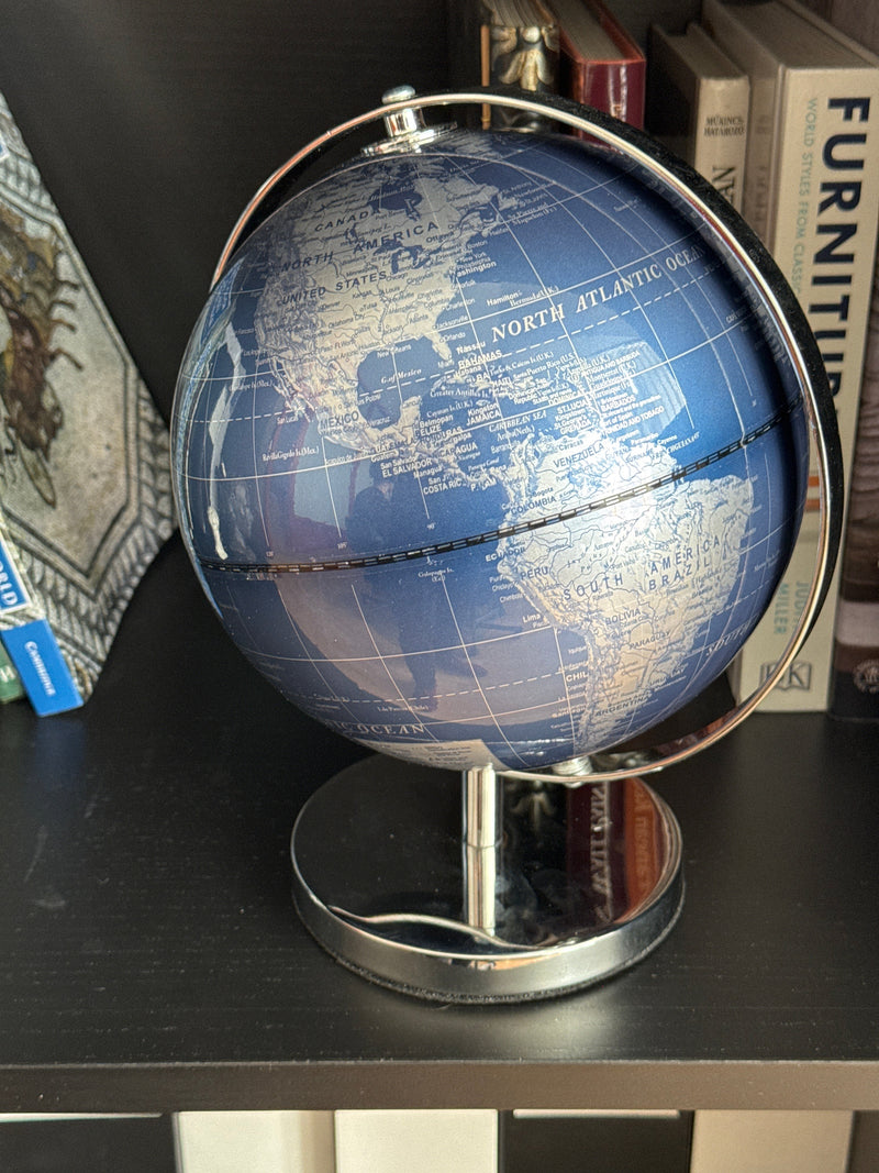 Globe terrestre argenté et bleu
