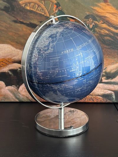 Globe terrestre argenté et bleu