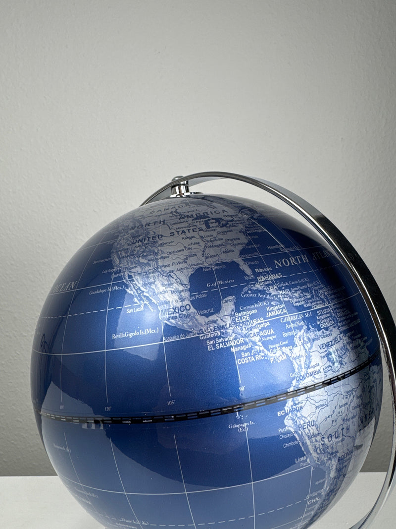 Globe terrestre argenté et bleu