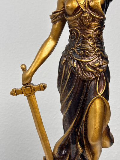 Sculpture de Dame Justice – Symbole de Loi et d’Équité (Grande, Laiton Patiné Noir)