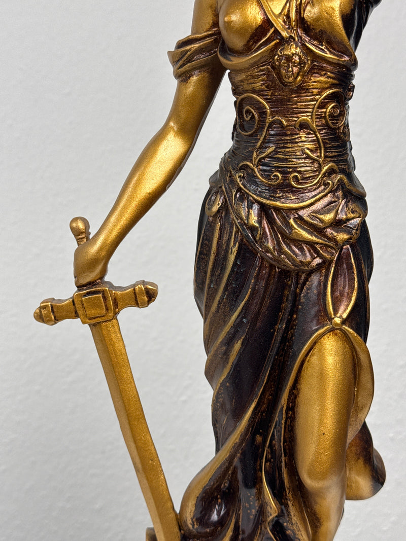 Sculpture de Dame Justice – Symbole de Loi et d’Équité (Grande, Laiton Patiné Noir)