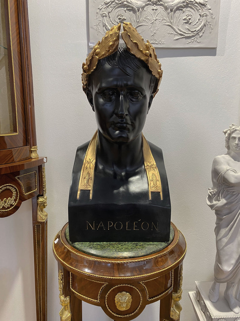 Buste Napoléon comme César (noir et doré) - sculpture en marbre