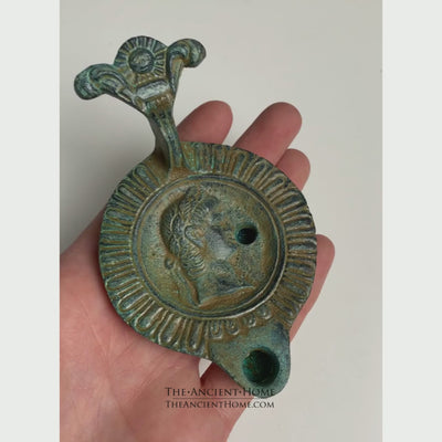 Lampe à huile d'un empereur romain - bronze vert