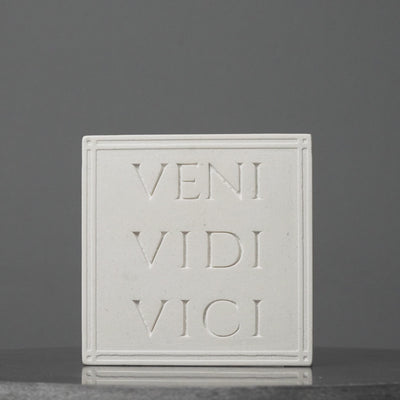 Serre-livres Veni Vidi Vici – Sculpture en relief romaine