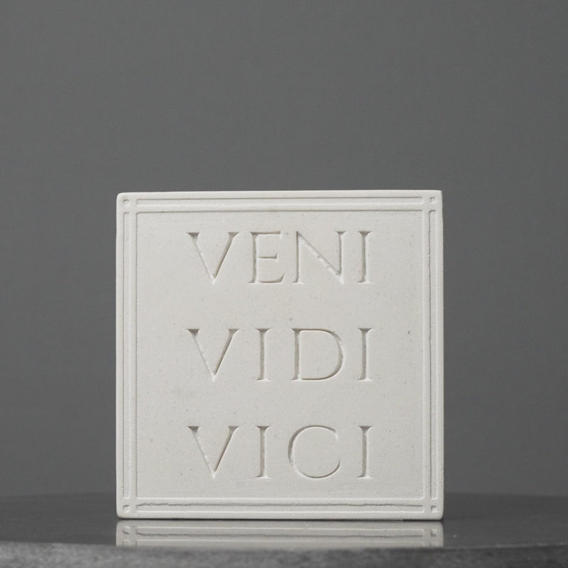 Serre-livres Veni Vidi Vici – Sculpture en relief romaine