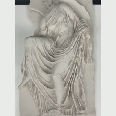 Bas-relief Niké ajustant sa sandale - sculpture en marbre