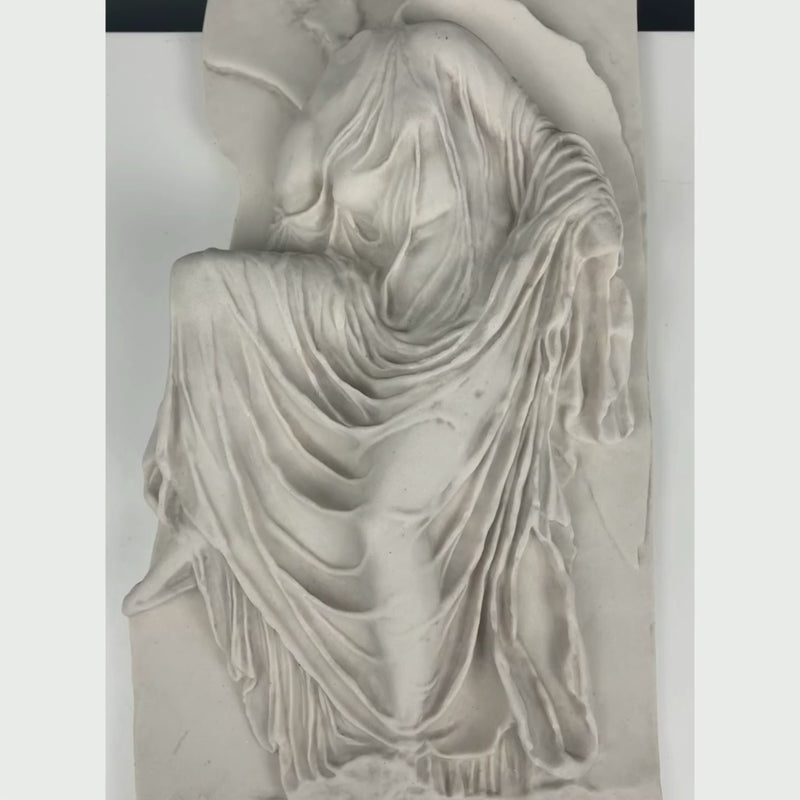 Bas-relief Niké ajustant sa sandale - sculpture en marbre