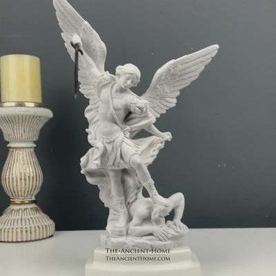 Statue de Saint Michael l'Archange - sculpture en marbre