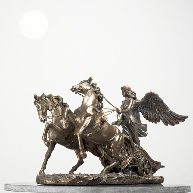 Statue Niké - Déesse de la Victoire sur un Char (Sculpture en bronze coulé à froid)