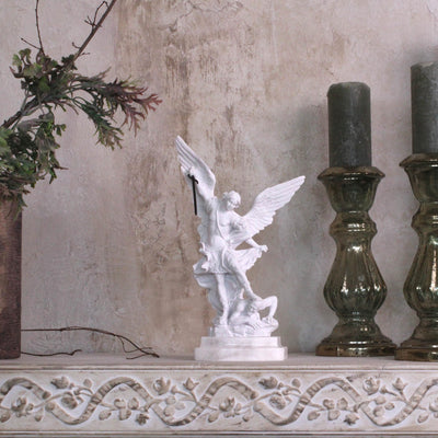 Statue de Saint Michael l'Archange - sculpture en marbre
