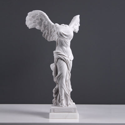 Statue de Niké - victoire ailée - Musée du Louvre - sculpture en marbre