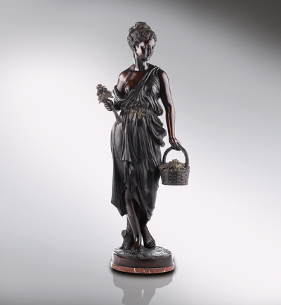 Statue Dame avec fleurs - sculpture en bronze
