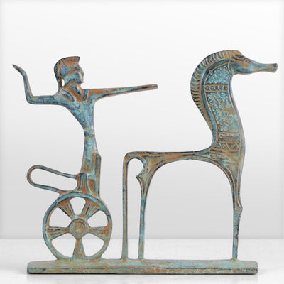 Chariot grec ancien - Statue d'un guerrier victorieux - bronze vert