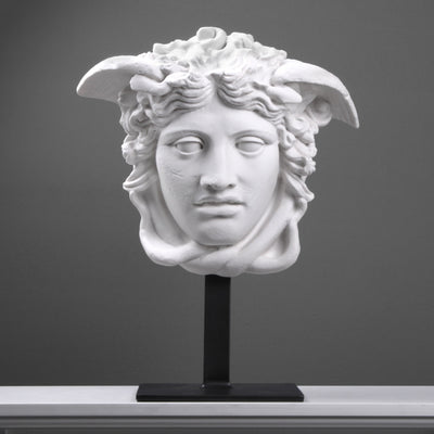 Statue tête de méduse sur la base de fer - grande sculpture en marbre blanc