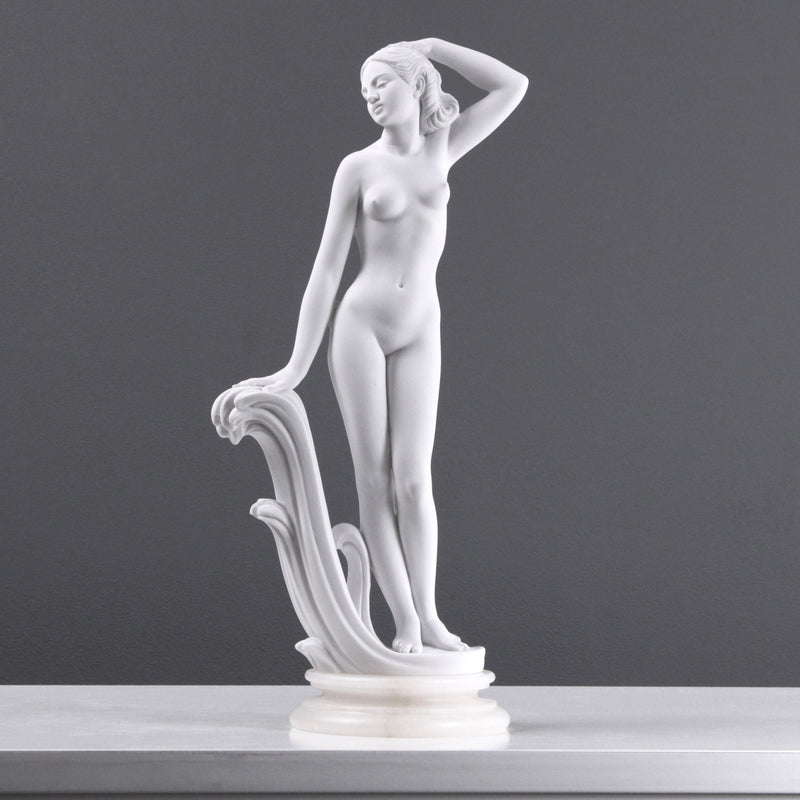 Statue de dame nue posant - sculpture en marbre